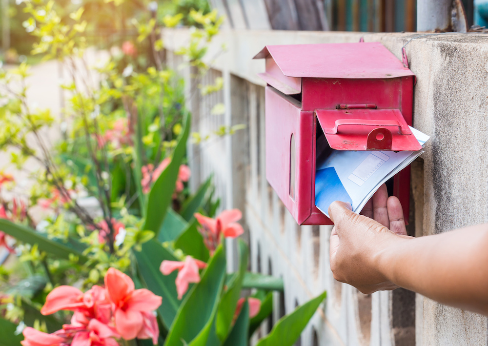  赤い郵便ボックス