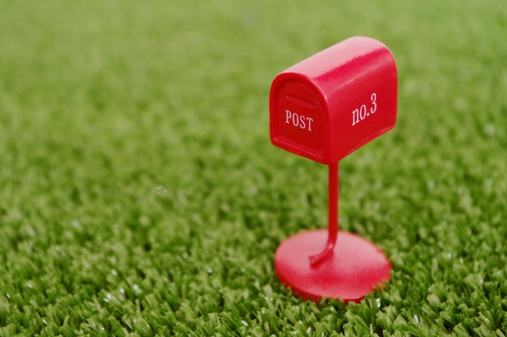 芝生の上の郵便ポスト