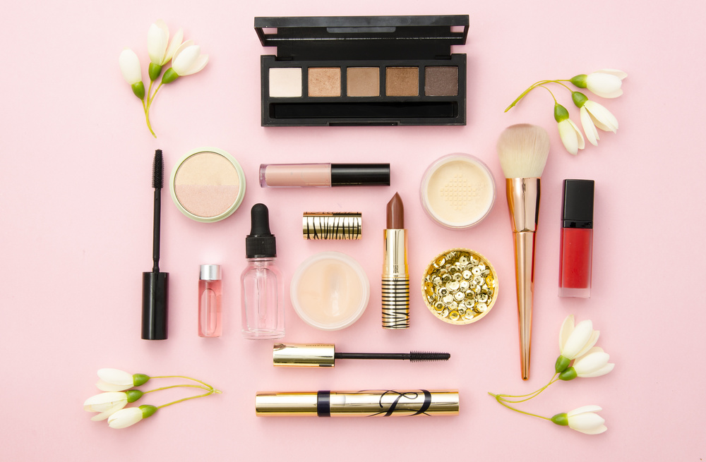 化粧品とピンクの背景