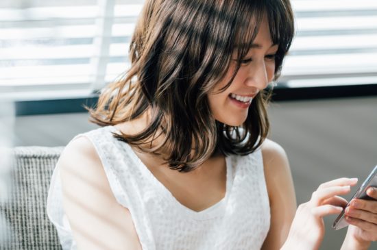 女性とスマホ